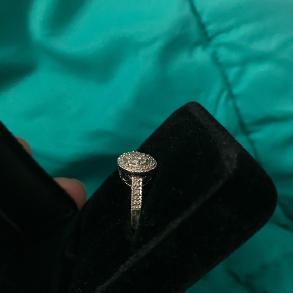 Engagement ring - Picture 3 of 4